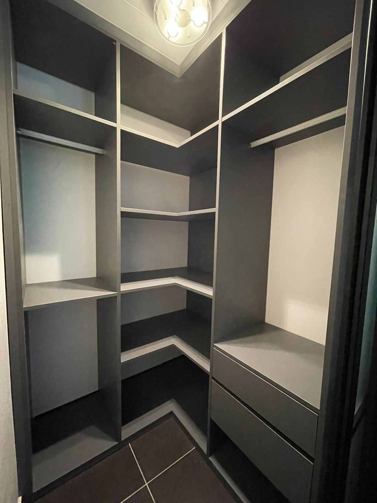 Dressing sur mesure avec porte coulissante suspendue 